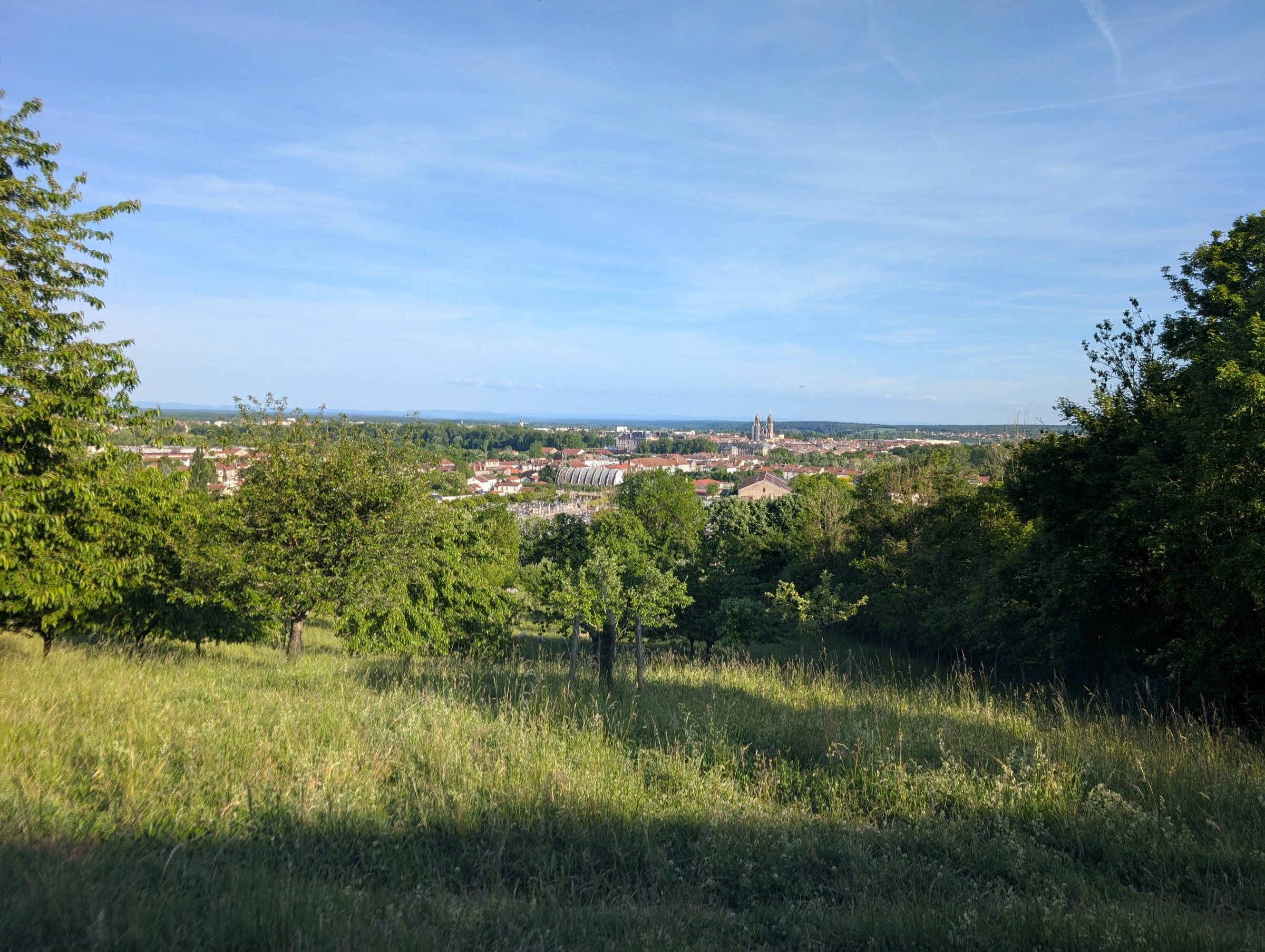 Vue de la ville depuis les hauteurs, paysage de coteaux